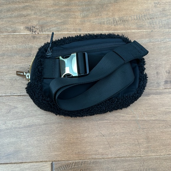 Great Condition- 1 Litre Lululemon fleece cross body belt bag - Picture 3 of 3